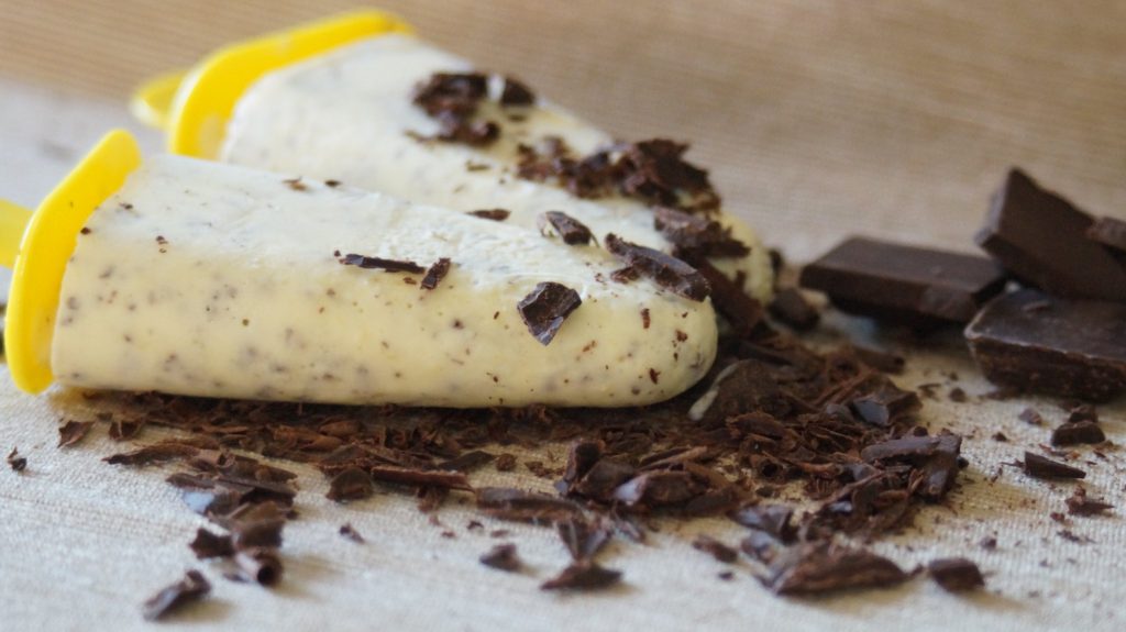 Przepis na prawdziwe lody śmietankowo- waniliowe z kawałkami gorzkiej czekolady