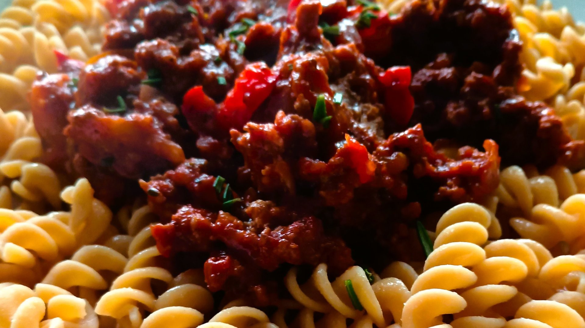 Wołowina z warzywami i makaronem z ciecierzycy. Dieta Hashimoto i w niedoczynności tarczycy. dieta przeciwzapalna.